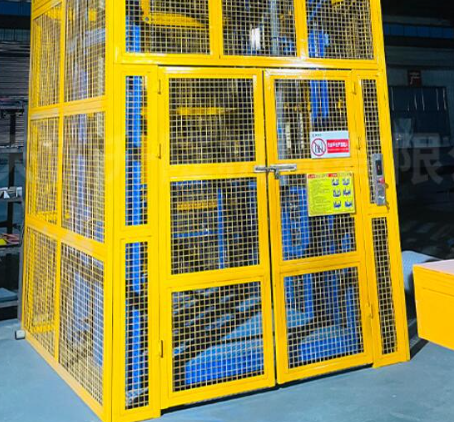 东港货梯可以安装在室外吗