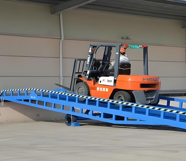 东港移动式卸货平台（叉车用）